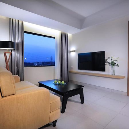 Quest Prime Cikarang By Aston Hotel Bekasi Exterior foto