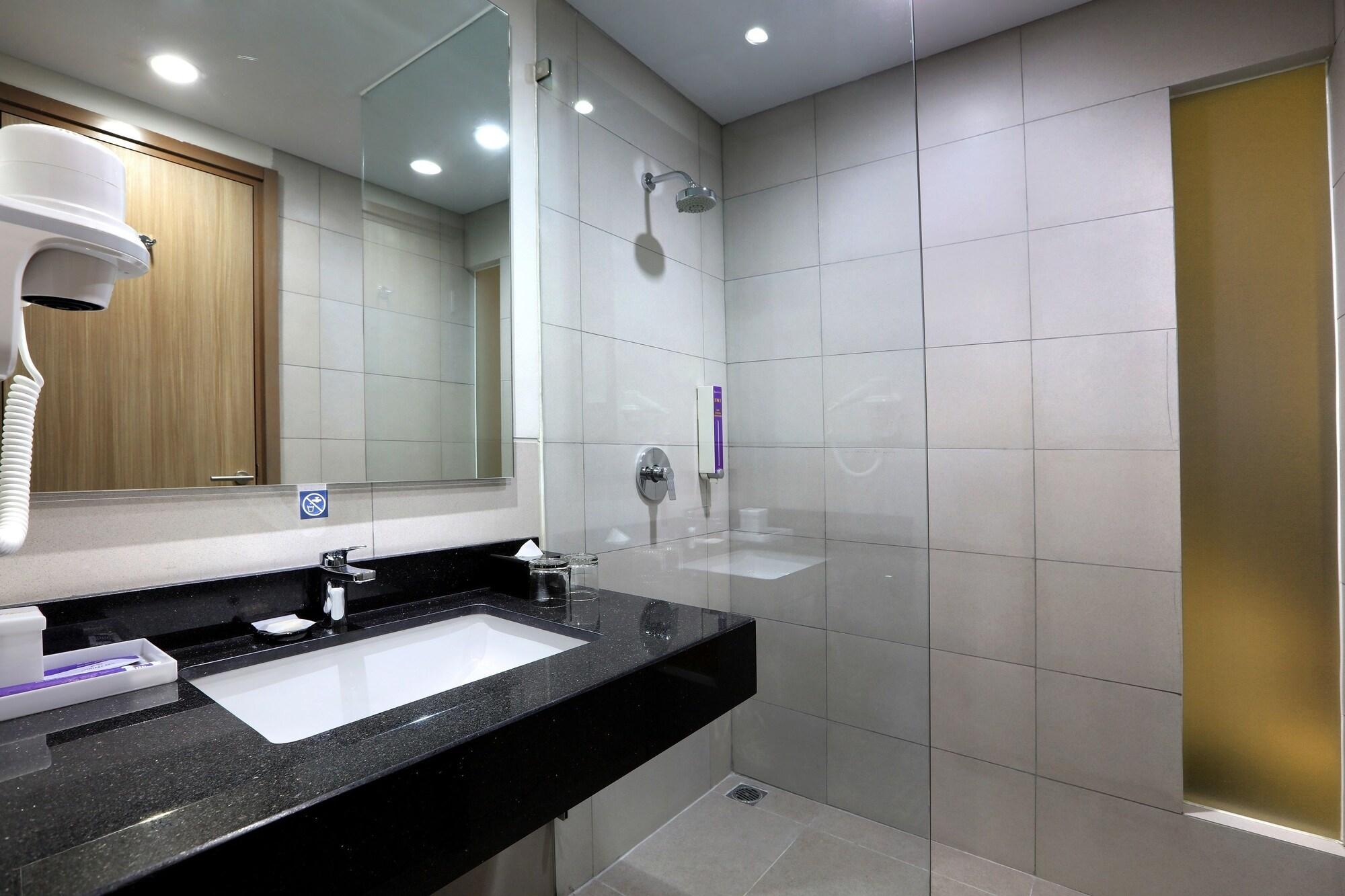 Quest Prime Cikarang By Aston Hotel Bekasi Exterior foto