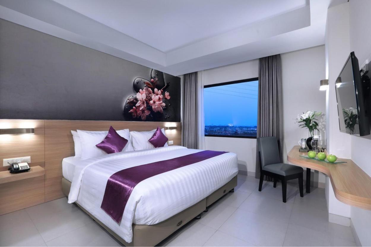 Quest Prime Cikarang By Aston Hotel Bekasi Exterior foto