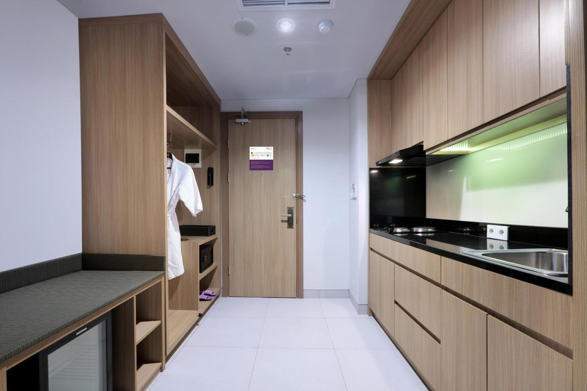 Quest Prime Cikarang By Aston Hotel Bekasi Exterior foto