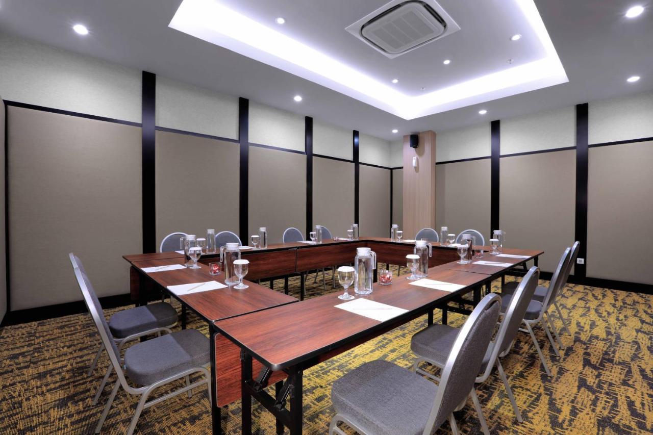 Quest Prime Cikarang By Aston Hotel Bekasi Exterior foto